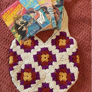 Cabas carré grand-mère personnalisé livresques - Sac au crochet inspiré du livre - Cadeau personnalisé pour les lectrices - Accessoire livresque fait main coloré