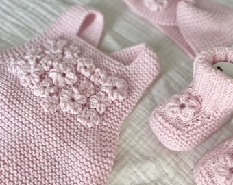 Ensemble barboteuse tricoté à la main, bandeau tricoté à la main, chaussettes bébé en tricot, vêtements bébé fille, body bébé en tricot, tenue de retour à la maison pour bébé