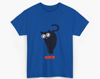 Puede incluir: Camiseta azul real con una ilustración de un gato negro con ojos con borde blanco y una cola rizada. El texto "PURE LUCK!" está en un rectángulo rojo debajo del gato.