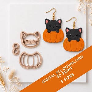 Op de afbeelding: Een paar oorbellen met zwarte katten in oranje pompoenen met goudkleurige haakjes, samen met twee beige plastic koekjesvormen in de vorm van een kattengezicht en een pompoen, met de tekst DIGITAL STL DOWNLOAD 3D PRINT 3 SIZES.