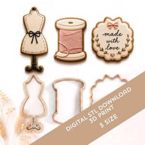 Può includere: Tre biscotti decorati a forma di manichino da sartoria, rocchetto di filo e targa smerlata con il testo made with love, insieme a tre tagliabiscotti in plastica abbinati. I biscotti presentano dettagli in glassa color crema, nero e rosa.