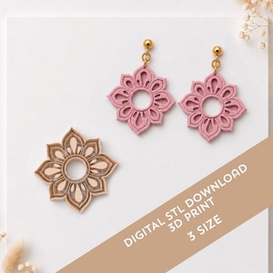 Può includere: Due orecchini a forma di fiore rosa polvere con componenti dorati e un tagliabiscotti in plastica beige abbinato. Il testo DIGITAL STL DOWNLOAD 3D PRINT 3 SIZE è stampato in bianco su una fascia beige nell'angolo in basso a destra.