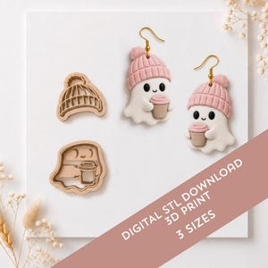 Puede incluir: Dos pendientes con forma de fantasma con gorros rosas y tazas de café beige, junto a dos cortadores de galletas de plástico a juego. El texto DIGITAL STL DOWNLOAD 3D PRINT 3 SIZES es visible en la esquina inferior derecha de la imagen.