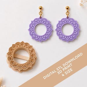 Peut inclure: Deux boucles d'oreilles circulaires lavande avec un motif en relief de style mandala, chacune fixée à un clou doré. À côté se trouve un emporte-pièce circulaire beige avec le texte DIGITAL STL DOWNLOAD 3D PRINT 4 SIZE.