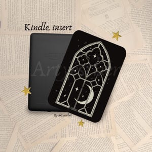 Peut inclure: Insert Kindle noir avec un motif de fenêtre gothique orné d'un croissant de lune, d'étoiles et de nuages. L'insert est placé à côté d'un Kindle noir. Le texte "Kindle insert" est imprimé en haut.