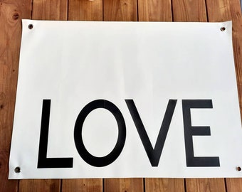 Outdoorposter LOVE mit kleinen Makeln