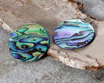 Peut inclure: Deux pièces rondes en nacre d'ormeau irisées avec un motif de couleur vert, bleu et violet.