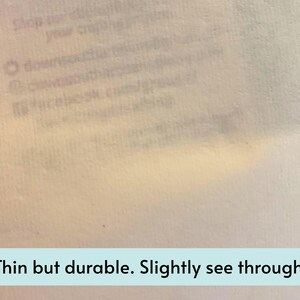 Puede incluir: Primer plano de una hoja de papel fina, blanca y ligeramente transparente. El papel es texturizado y tiene un patr&oacute;n tenue y descolorido.