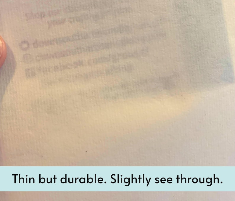 Puede incluir: Primer plano de una hoja de papel fina, blanca y ligeramente transparente. El papel es texturizado y tiene un patr&oacute;n tenue y descolorido.