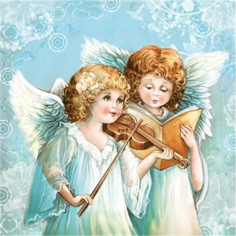 Op de afbeelding: Een vintage illustratie toont twee engelachtige figuren met krullend blond haar en gevederde vleugels. E&eacute;n speelt viool, de ander leest uit een boek. Ze dragen vloeiende witte gewaden tegen een lichtblauwe achtergrond met bloemmotieven.