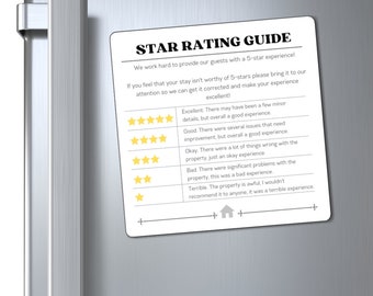 Op de afbeelding: Een witte rechthoekige magneet met de tekst "STAR RATING GUIDE" en een sterrenbeoordelingssysteem. De magneet is bevestigd aan een roestvrijstalen koelkastdeur. De gids legt uit hoe je de ervaring van een gast kunt beoordelen.