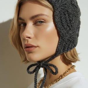 Gorro de lana tejido a mano para mujer – Gorro estilo pixie con lazos – Gorro de invierno cálido – 80 % lana – Gris oscuro