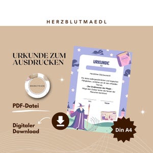 Puede incluir: Un certificado de descarga digital con un tema de mago. El certificado es de color púrpura claro con una ilustración de mago, estrellas y el texto "URKUNDE". La imagen también incluye un logotipo, un icono de descarga y el texto "PDF-Datei" y "Digitaler Download".