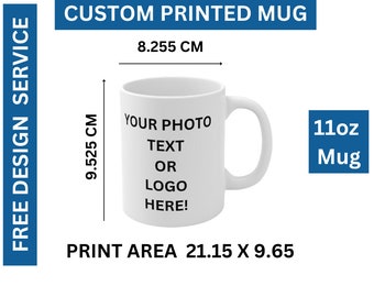 Könnte beinhalten: Weiße Keramiktasse mit einem Druckbereich von 21,15 cm x 9,65 cm. Die Tasse ist 9,525 cm hoch und 8,255 cm breit. Der Text auf der Tasse lautet "YOUR PHOTO TEXT OR LOGO HERE!" und "11oz Mug".