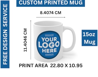 Könnte beinhalten: Weiße Keramiktasse mit einem blauen Kreis, auf dem in weißer Schrift "YOUR LOGO HERE" steht. Die Tasse ist 11,4 cm hoch und 8,4 cm breit. Der Druckbereich beträgt 22,8 cm x 10,95 cm. Die Tasse ist 15 oz.