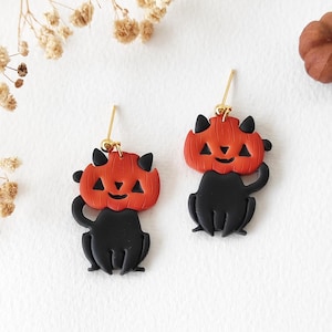 Brincos de gato preto com cabeça de abóbora - Joias artesanais de argila de polímero para Halloween e outono