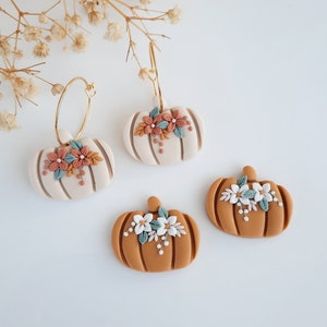 Bloemen pompoenoorbellen, pompoen polymeerklei sieraden, klei herfstoorbellen, boho herfstsieraden, herfstsieraden, pompoenstekers