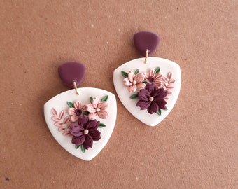 Pendientes de arcilla con flores de color morado oscuro: joyería floral hecha a mano