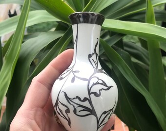 Vase Art nouveau en porcelaine à superposition d'argent