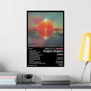 Puede incluir: Portada del &aacute;lbum "Loom" de Imagine Dragons. La portada muestra una puesta de sol sobre una masa de agua con dos figuras de pie en la distancia. El t&iacute;tulo del &aacute;lbum est&aacute; en texto blanco con un contorno negro. La fecha de lanzamiento del &aacute;lbum es el 28 de junio de 2024.