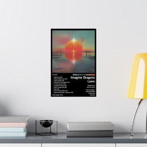 Puede incluir: Portada del &aacute;lbum "Loom" de Imagine Dragons. La portada muestra una puesta de sol sobre una masa de agua con dos figuras de pie en la distancia. El t&iacute;tulo del &aacute;lbum est&aacute; en blanco con un degradado rojo y naranja. La lista de canciones y la fecha de lanzamiento se enumeran debajo del t&iacute;tulo.