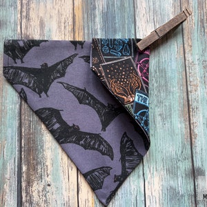 Bandana z materiału w kształcie nietoperza na Halloween | Nadruk na karcie tarota | Jesienna bandana dla psa | Dwustronna bandana dla psa | Bandana dla zwierząt na Halloween | Bandana świąteczna | Gotycki