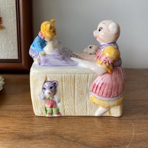 Vintage Pig Family Ceramic Bank – 1950s Anthropomorphic Nursery Figurine – Hand-Painted Japan Coin Bank – Pig Mom with Children at Bedtime