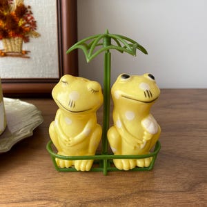 Vintage Plastic Frog Salt and Pepper Shakers with Green Umbrella Stand – Retro Yellow Polka Dot Amphibian Set – Kitsch 1970s Table Decor