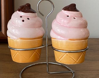 Vintage Pink Ice Cream Cone Salt & Pepper Shakers with Wire Stand – 1980s Ceramic Kitchen Decor – Cute Kitsch Collectible