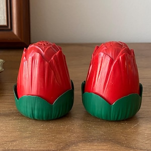 Vintage Red Tulip Salt & Pepper Shakers – Plastic Flower Shakers with Green Leaf Base – 1970s Retro Kitchen Decor