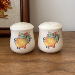 Corelle Abundance Salt and Pepper Shakers – Vintage Corning Ceramic Fruit Design – 1990s Country Kitchen Decor