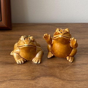 Vintage Frog Salt and Pepper Shakers – Hand-Painted Ceramic Amphibians – Brown and Green Spotted Toad Figurines – 1960s Japan Kitsch