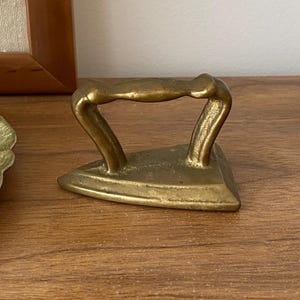 Vintage Solid Brass Mini Flat Iron Paperweight – Heavyweight Decorative Brass Iron – Antique-Inspired Industrial Decor – Metal Miniature
