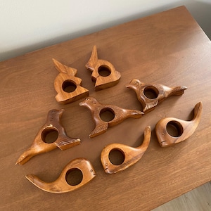 Vintage Tier Serviettenhalter, handgeschnitztes Holzset mit 8 Serviettenringen - Wale, Vögel, Kaninchen - Einzigartige rustikale Tischdekoration