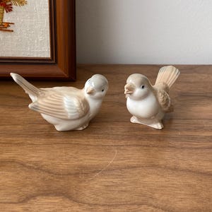 Vintage Capilano Vancouver Ceramic Bird Figurines – Beige Sparrow Pair – Mid-Century Decor – Cottagecore Shelf Ornaments