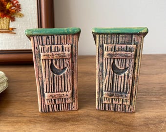 Vintage Outhouse Salt and Pepper Shakers – Funny Bathroom Humour Set – Rustic Cabin Decor – “Full of S” and “Full of P” – Retro Kitsch