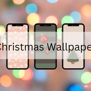 Könnte beinhalten: Drei Smartphones mit Weihnachtstapeten. Die Bildschirme zeigen Schneeflockenmuster, Ornamente und ein Weihnachtsbaumdesign. Der Text "Christmas Wallpaper" ist über dem Bild angeordnet, vor einem verschwommenen Hintergrund aus bunten Bokeh-Lichtern.