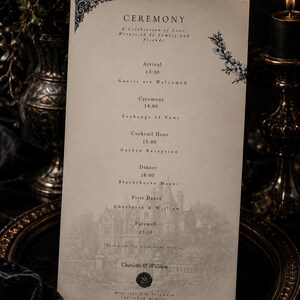 Może przedstawiać: Prostokątny program ceremonii ślubnej wydrukowany na kremowym papierze z czarnym tekstem i bladą ilustracją dworu. Tekst zawiera harmonogram od 13:30 do 23:30, imiona Charlotte i William oraz ozdobne motywy kwiatowe w rogach i po bokach.