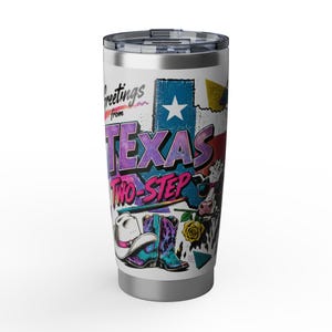 Może przedstawiać: Kubek ze stali nierdzewnej z przezroczystą pokrywką, ozdobiony grafiką z napisem Greetings from TEXAS TWO-STEP. Wzór zawiera niebieski zarys stanu Teksas, biały kowbojski kapelusz, fioletowo-turkusowe kowbojki oraz wizerunek krowy w okularach.