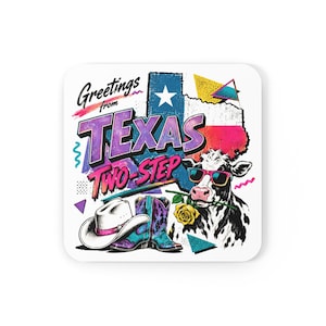 Może przedstawiać: Kwadratowy podkładka pod kubek z retro wzorem. Zawiera tekst "Greetings from Texas Two-Step", krowę w okularach przeciwsłonecznych, kapelusz kowbojski i buty, z obrysem stanu Teksas.