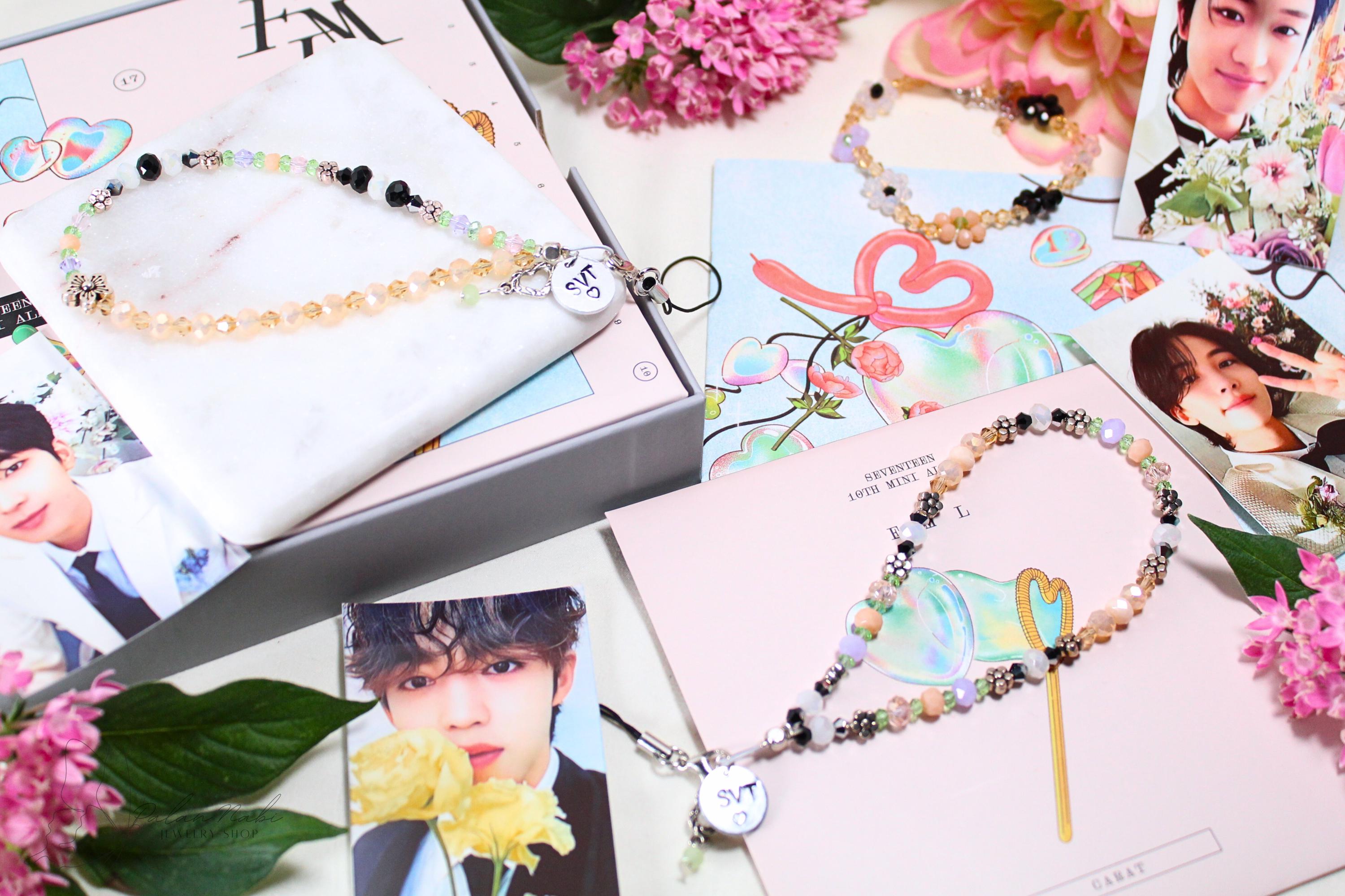 Wristlet Seventeen - Etsy