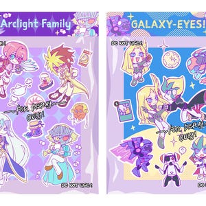 Peut inclure: Deux paquets d'autocollants de style anime. L'un est intitulé "Arclight Family" et l'autre "GALAXY-EYES!". Chaque paquet contient plusieurs illustrations de personnages de différentes couleurs, avec le texte "DO NOT USE!" et "FOR DISPLAY ONLY!"