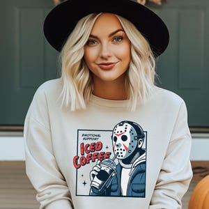 Jason Hockey Maske Iced Coffee Shirt: Lustige Horrorfilm Parodie
