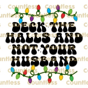 Op de afbeelding: Zwart-witte tekstafbeelding met de woorden "Deck the Halls and Not Your Husband" in een retro-lettertype. De afbeelding is omgeven door een reeks kleurrijke kerstverlichting.