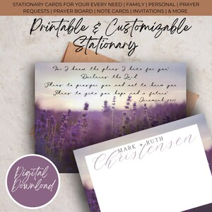 Puede incluir: Tarjeta de papelería imprimible con un fondo de campo de lavanda. La tarjeta presenta un versículo bíblico de Jeremías 29:11, "Porque yo sé los planes que tengo para vosotros", y un espacio para un nombre en la parte inferior. La tarjeta es una descarga digital.