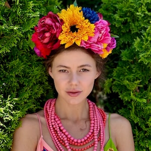 Diadema con corona de flores tropicales brillantes, única en su tipo