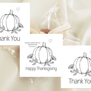 以下が含まれることがあります： 花がついたカボチャの白黒線画が描かれた印刷可能なカードが3枚。カードのテキストは「ありがとう」、「ハッピーサンクスギビング」、「ありがとう」です。