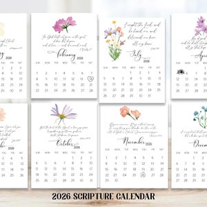 Puede incluir: Un calendario de Escrituras de 2026 con páginas mensuales. Cada página presenta ilustraciones florales en acuarela y versículos bíblicos. Cada mes muestra una cuadrícula de calendario.