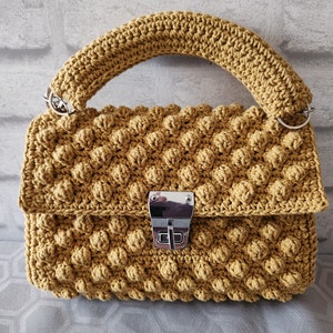 Hermoso y único hecho a mano, amarillo mostaza claro, con estilo, bolso de mano con pompón de ganchillo, bolso de mano/bolso de hombro con asa de ganchillo a juego