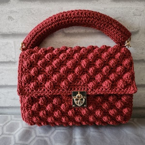 Hermoso bolso de mano único hecho a mano de terracota/moho con estilo crochet bobble/clutch/bolso de hombro con asa de ganchillo a juego